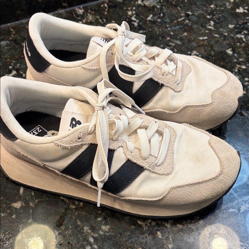 New Balance Men's White and Black Retro Style Sneakers